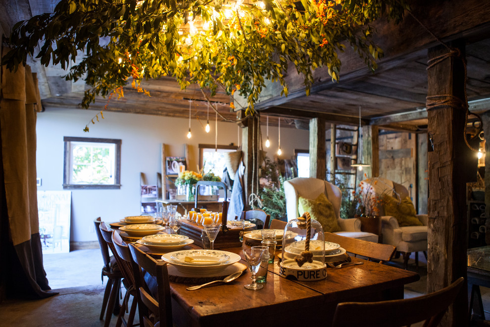 Exemple d'une salle à manger ouverte sur le salon nature de taille moyenne avec un mur blanc et sol en béton ciré.