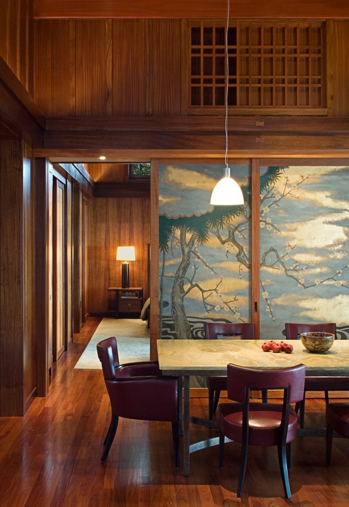 Aménagement d'une salle à manger ouverte sur le salon asiatique de taille moyenne avec un mur marron et un sol en bois brun.