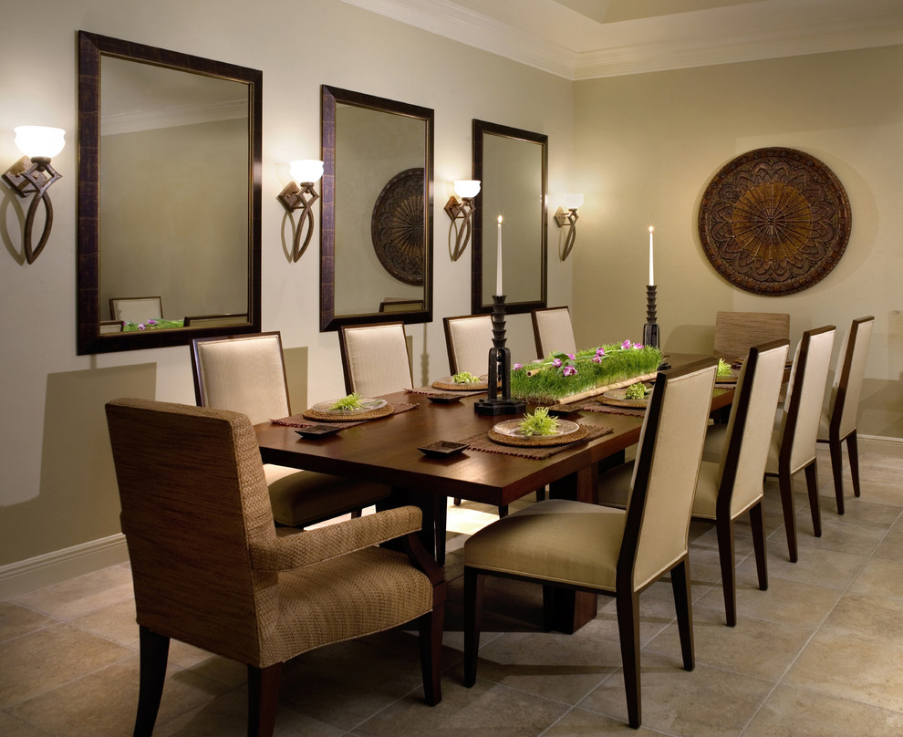 Exemple d'une salle à manger tendance avec un mur beige.
