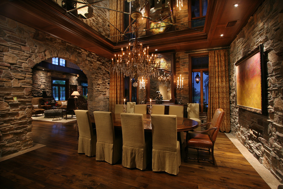 Imagen de comedor clásico cerrado con suelo de madera en tonos medios