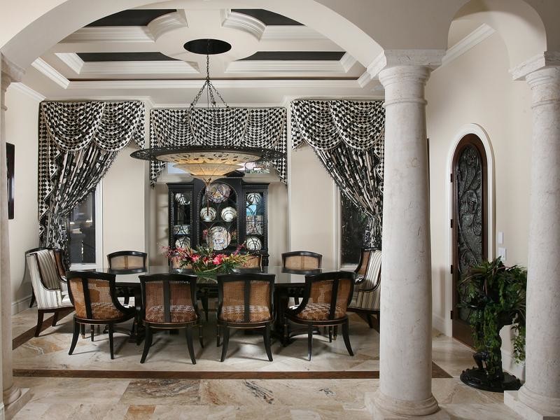 Offenes Mediterranes Esszimmer mit beiger Wandfarbe und Travertin in Tampa