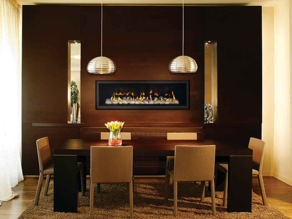 Cette photo montre une grande salle à manger tendance avec un mur marron, parquet clair et une cheminée standard.