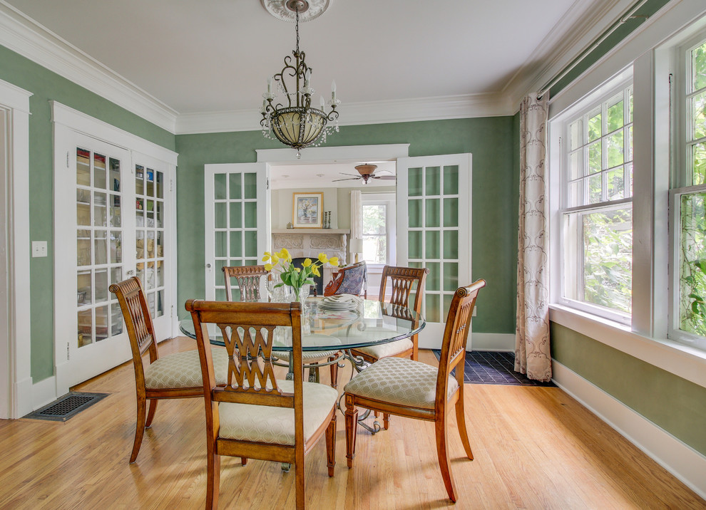 Свежая идея для дизайна: отдельная столовая в классическом стиле с зелеными стенами, паркетным полом среднего тона и коричневым полом - отличное фото интерьера
