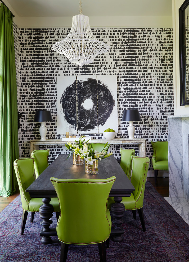 Cette photo montre une salle à manger tendance de taille moyenne avec un mur multicolore, un sol en bois brun, une cheminée standard et éclairage.