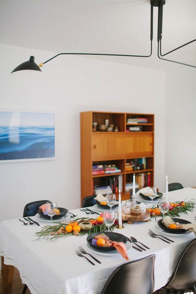 Idee per una grande sala da pranzo aperta verso la cucina minimalista con pareti bianche