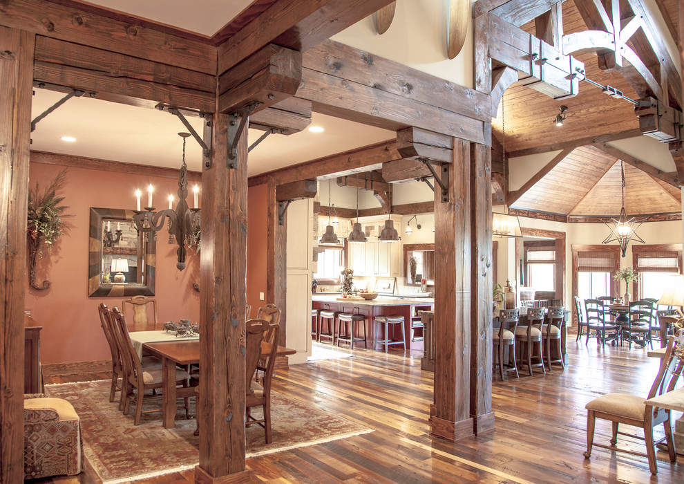 Ispirazione per una grande sala da pranzo aperta verso la cucina stile rurale con pareti beige, pavimento in legno massello medio e pavimento marrone