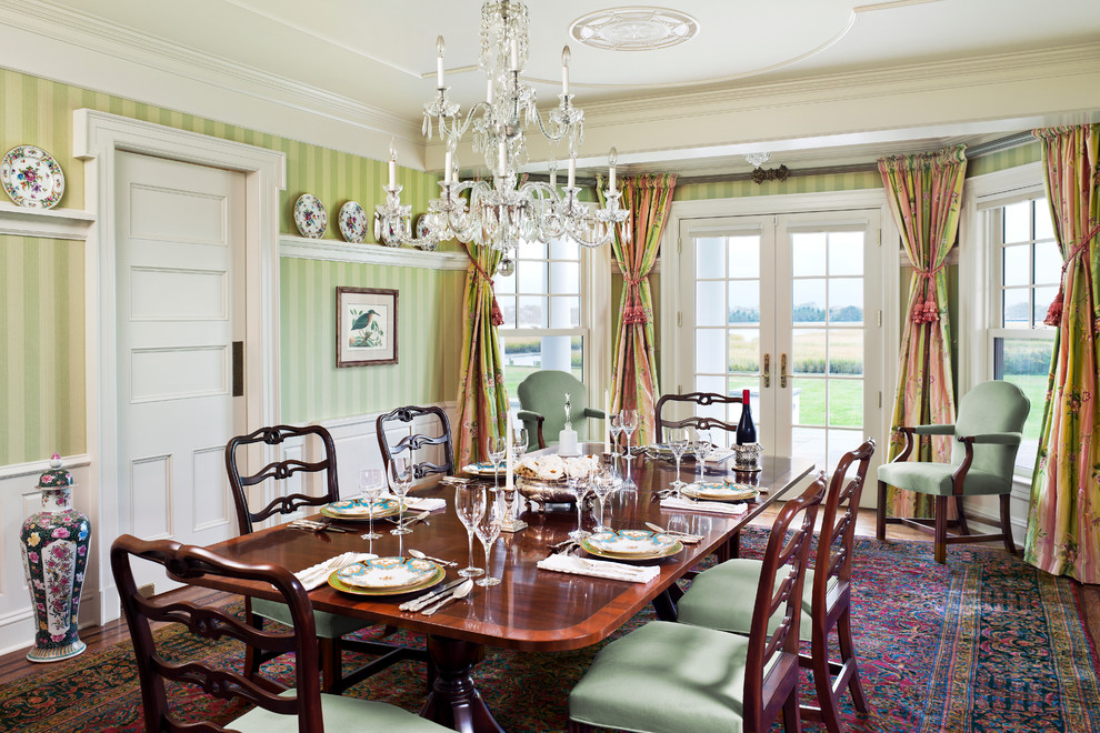 Foto di una sala da pranzo tradizionale chiusa con pareti verdi