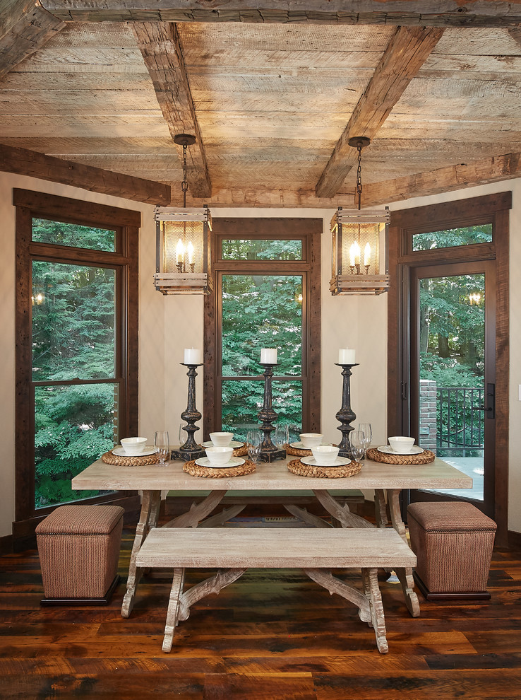 Imagen de comedor rural con paredes beige y suelo de madera oscura
