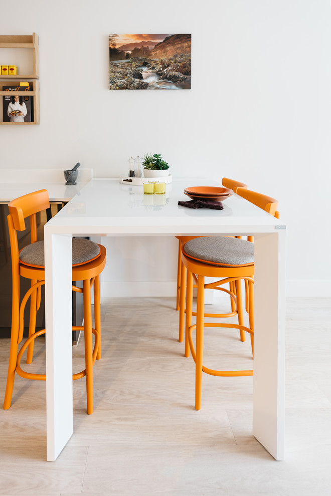 Idee per una piccola sala da pranzo aperta verso la cucina minimal con pareti grigie e pavimento in linoleum