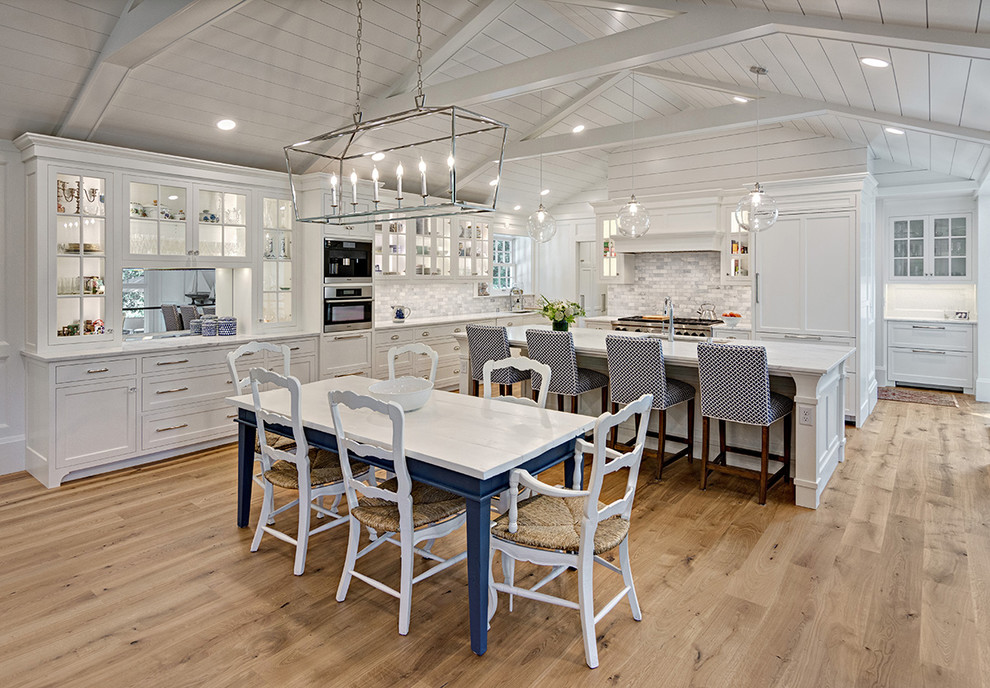 Стильный дизайн: большая кухня-столовая в морском стиле с белыми стенами, паркетным полом среднего тона и коричневым полом - последний тренд