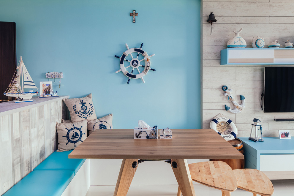 Ispirazione per una piccola sala da pranzo aperta verso il soggiorno stile marinaro con pareti blu