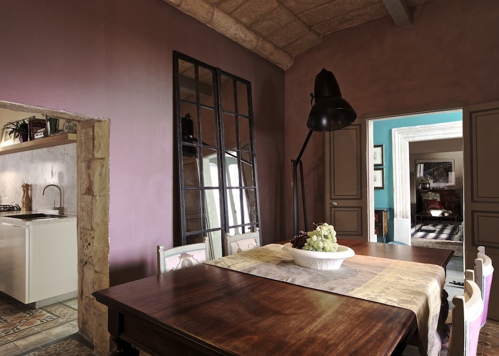Inspiration pour une salle à manger bohème de taille moyenne avec un mur violet et un sol en carrelage de céramique.