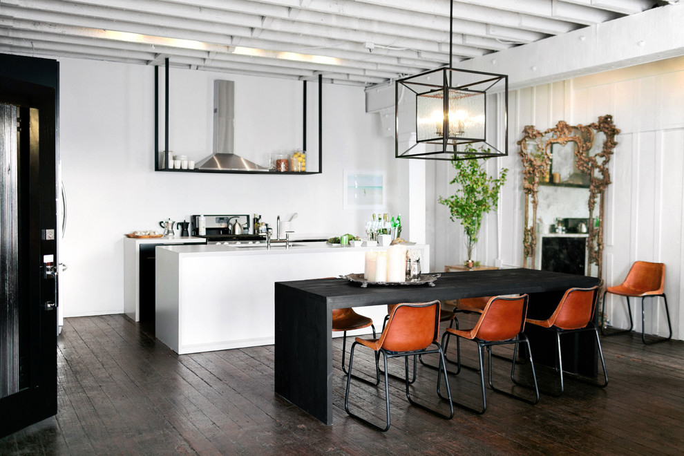 Foto di una sala da pranzo aperta verso il soggiorno stile marinaro con pareti bianche e parquet scuro
