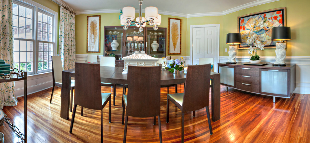 Imagen de comedor de cocina contemporáneo de tamaño medio sin chimenea con paredes verdes y suelo de madera en tonos medios