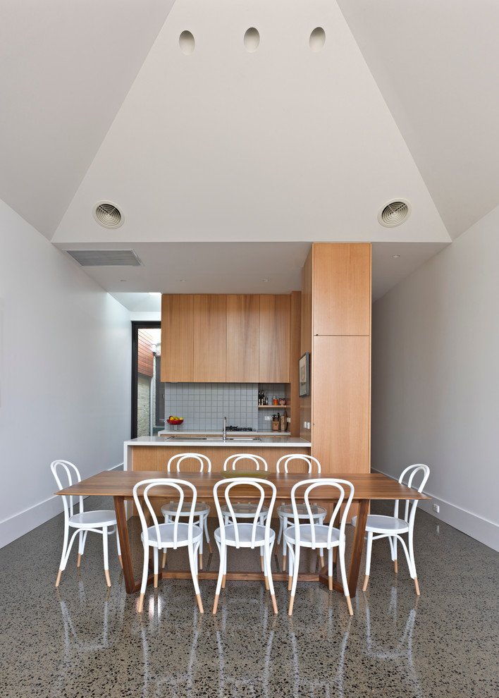Immagine di una piccola sala da pranzo aperta verso il soggiorno minimal con pareti bianche