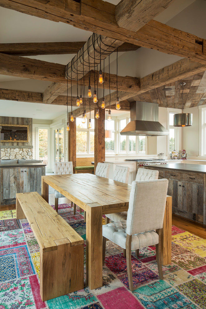 Mittelgroße Landhaus Wohnküche ohne Kamin mit beiger Wandfarbe und hellem Holzboden in Minneapolis
