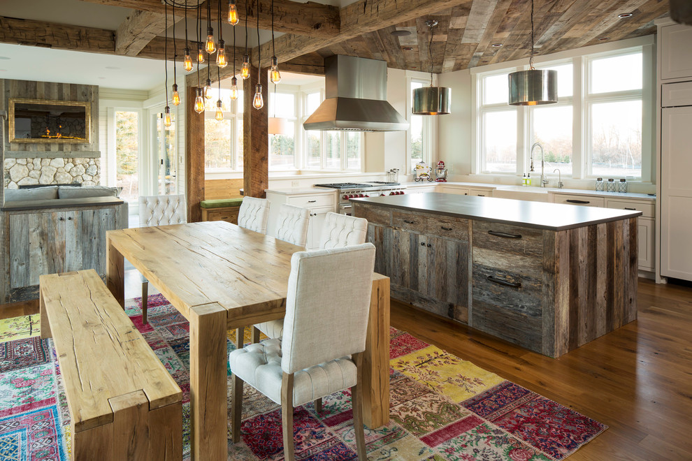 Diseño de comedor de cocina de estilo de casa de campo de tamaño medio sin chimenea con paredes beige y suelo de madera clara