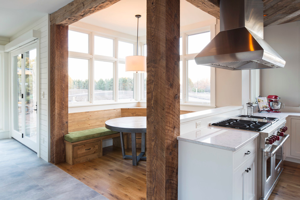 Diseño de comedor de cocina de estilo de casa de campo pequeño sin chimenea con paredes beige y suelo de madera clara