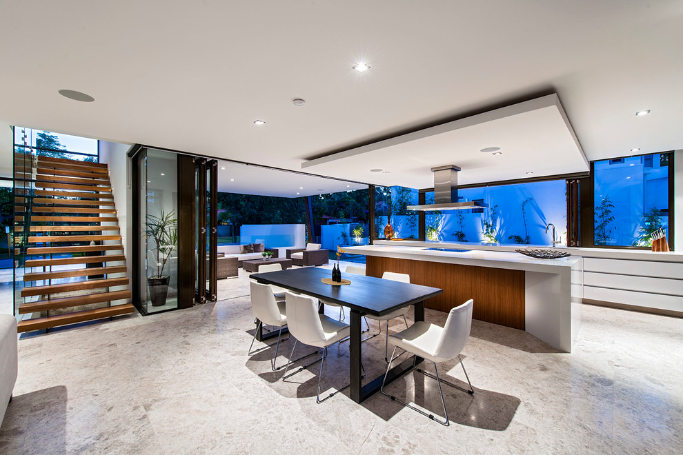 Ispirazione per una grande sala da pranzo aperta verso la cucina design con pareti bianche e pavimento beige