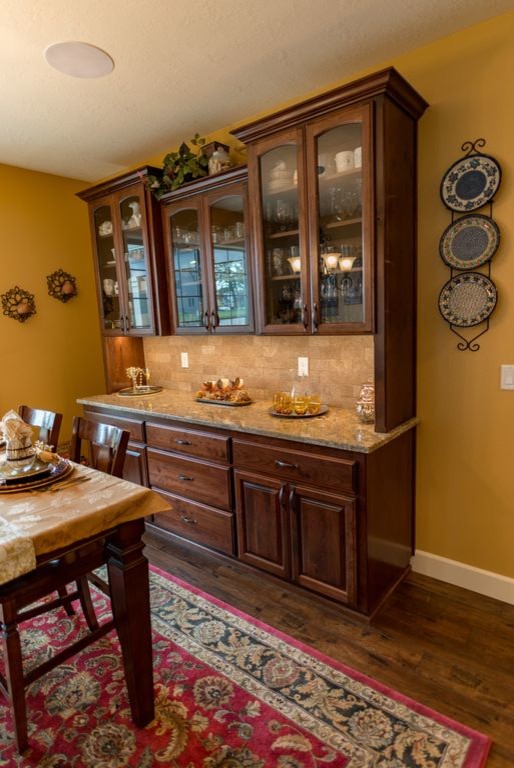 Foto de comedor clásico abierto con paredes amarillas y suelo marrón