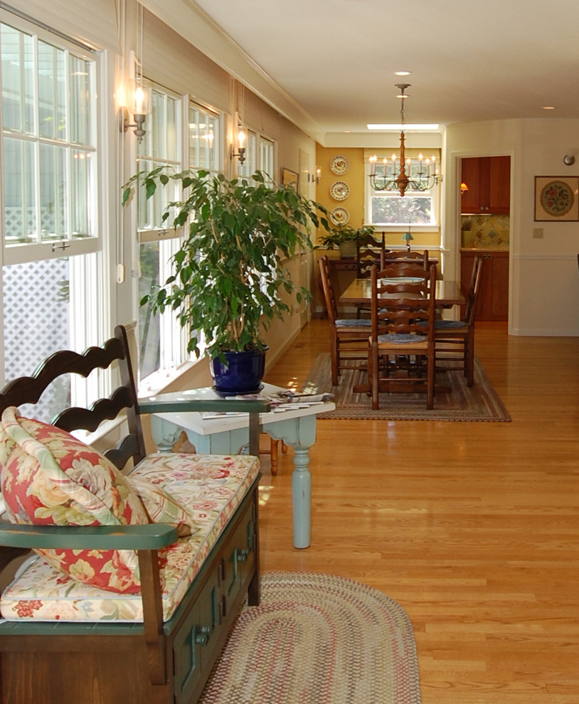 Idée de décoration pour une salle à manger ouverte sur la cuisine champêtre avec un mur beige et un sol en bois brun.