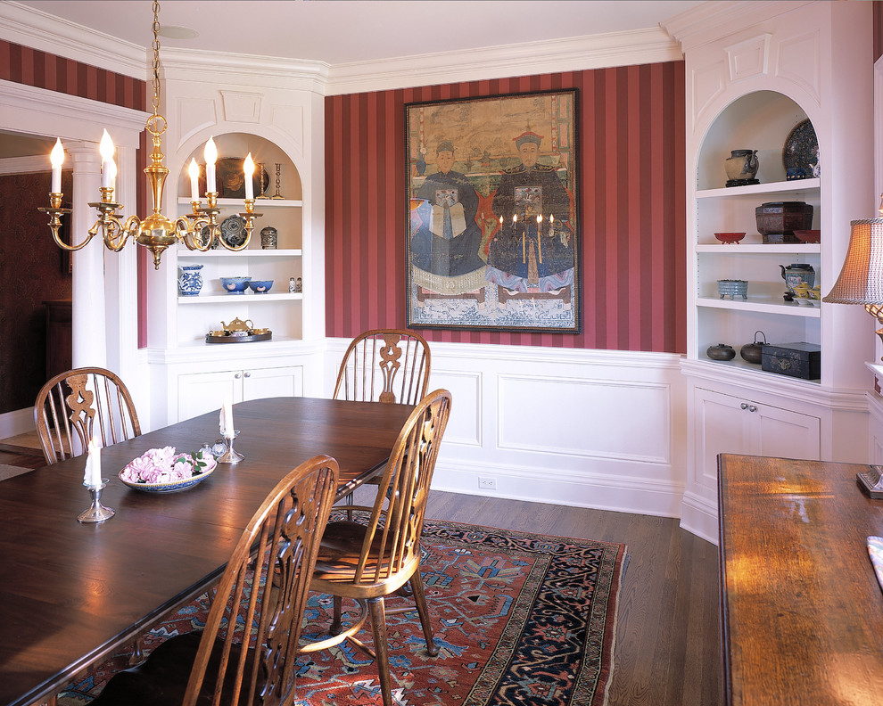 Exemple d'une salle à manger chic avec un mur rouge et parquet foncé.