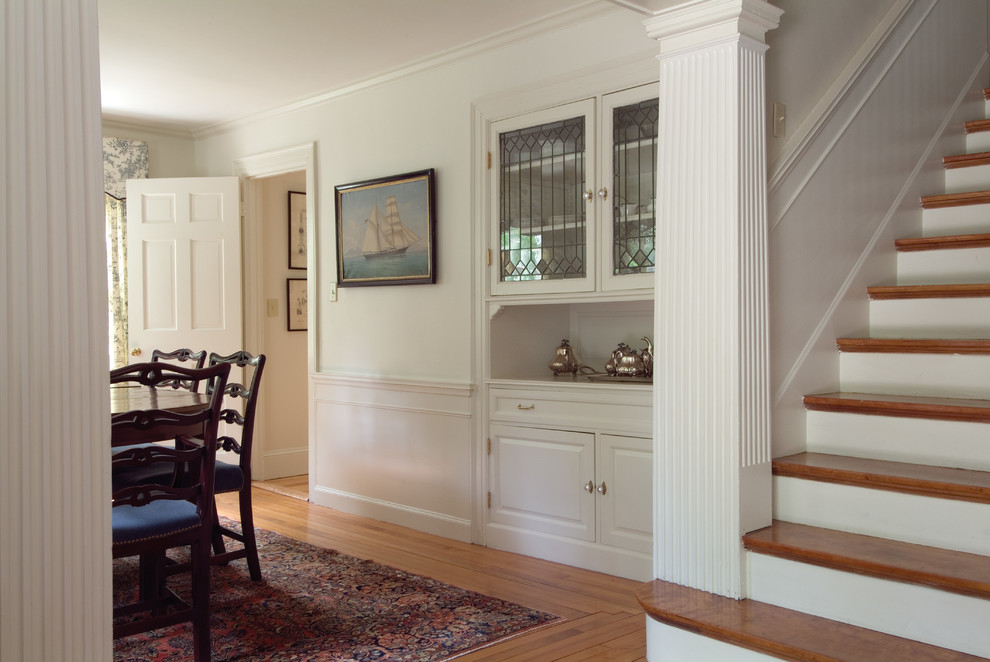 Geschlossenes, Mittelgroßes Klassisches Esszimmer ohne Kamin mit weißer Wandfarbe und braunem Holzboden in Boston