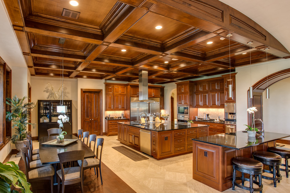 Immagine di un'ampia sala da pranzo aperta verso la cucina classica con pareti beige, pavimento in marmo, nessun camino e pavimento bianco