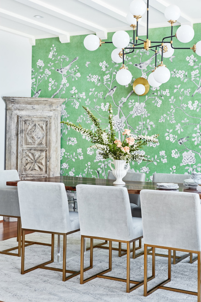 Idée de décoration pour une grande salle à manger tradition fermée avec un mur gris, un sol en bois brun, poutres apparentes et du papier peint.
