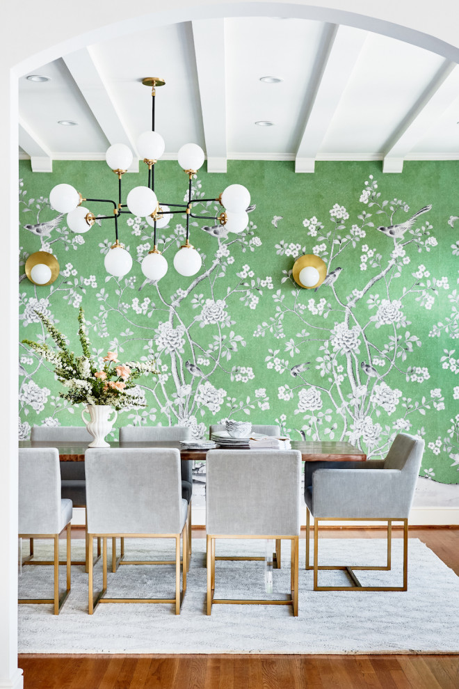 Пример оригинального дизайна: большая отдельная столовая в стиле неоклассика (современная классика) с зелеными стенами, паркетным полом среднего тона, зеленым полом, балками на потолке и обоями на стенах