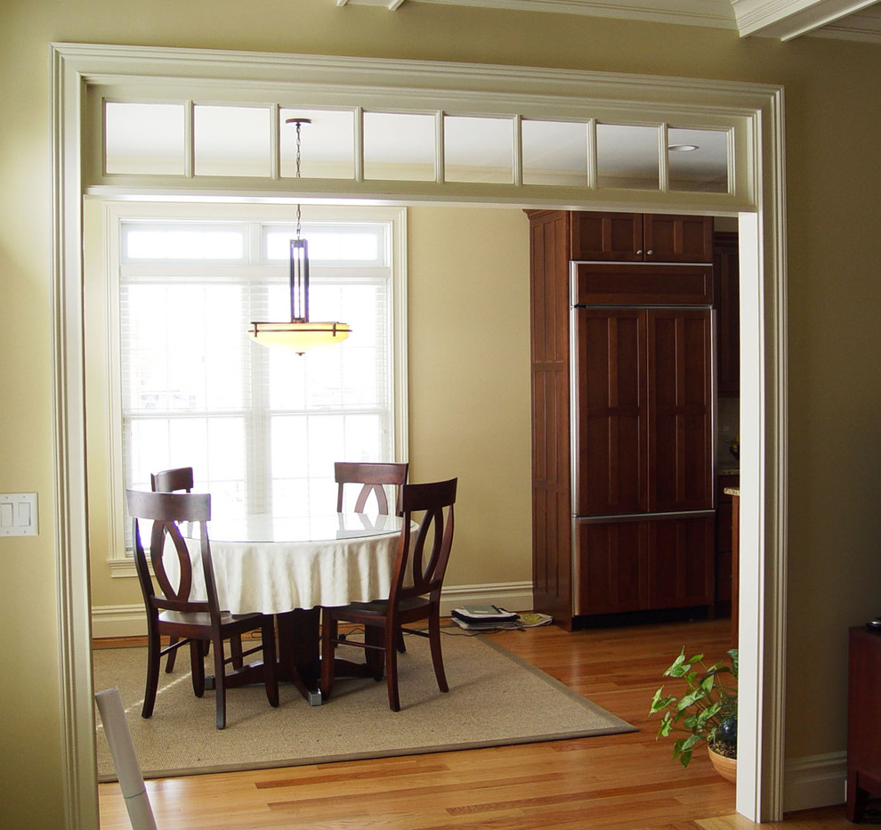 На фото: кухня-столовая среднего размера в классическом стиле с бежевыми стенами, паркетным полом среднего тона и коричневым полом без камина
