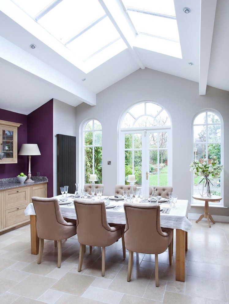Ispirazione per una sala da pranzo tradizionale con pareti viola, pavimento in pietra calcarea e pavimento beige
