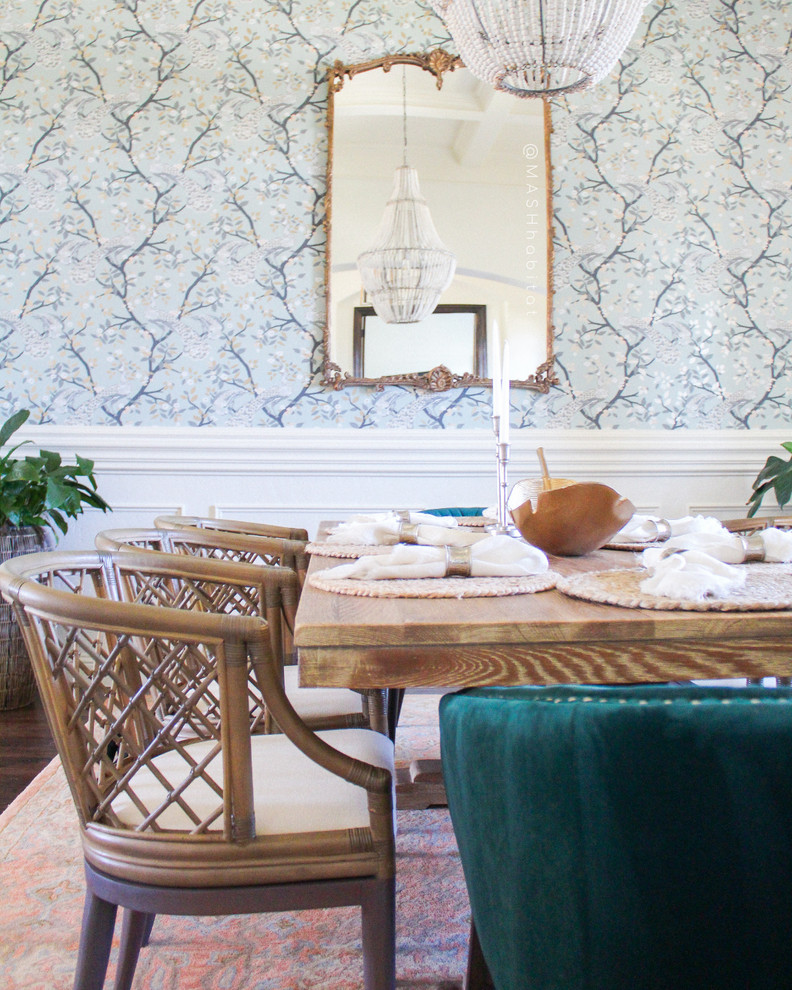 Idée de décoration pour une salle à manger ouverte sur le salon tradition avec un mur blanc, parquet foncé et un sol marron.