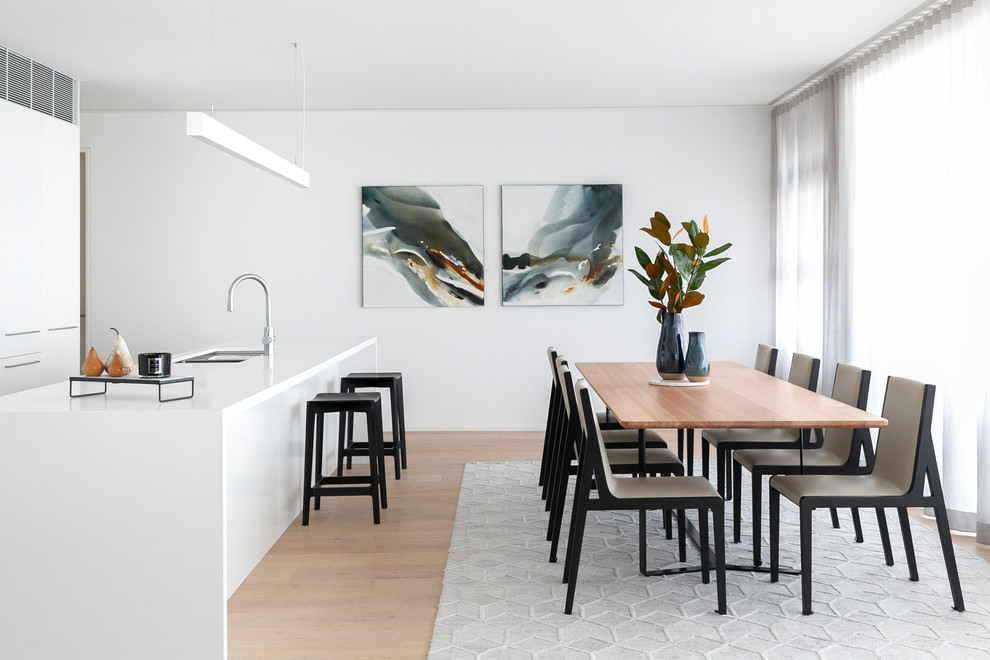 Moderne Wohnküche ohne Kamin mit weißer Wandfarbe, braunem Holzboden und braunem Boden in Sydney
