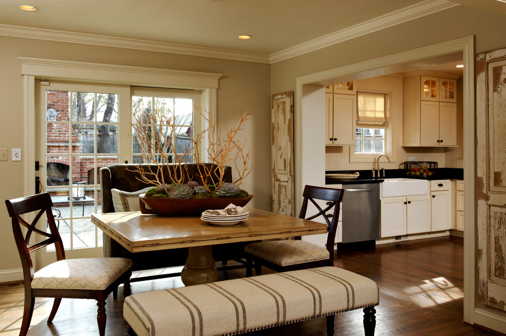 Kleine Klassische Wohnküche ohne Kamin mit beiger Wandfarbe und braunem Holzboden in Washington, D.C.