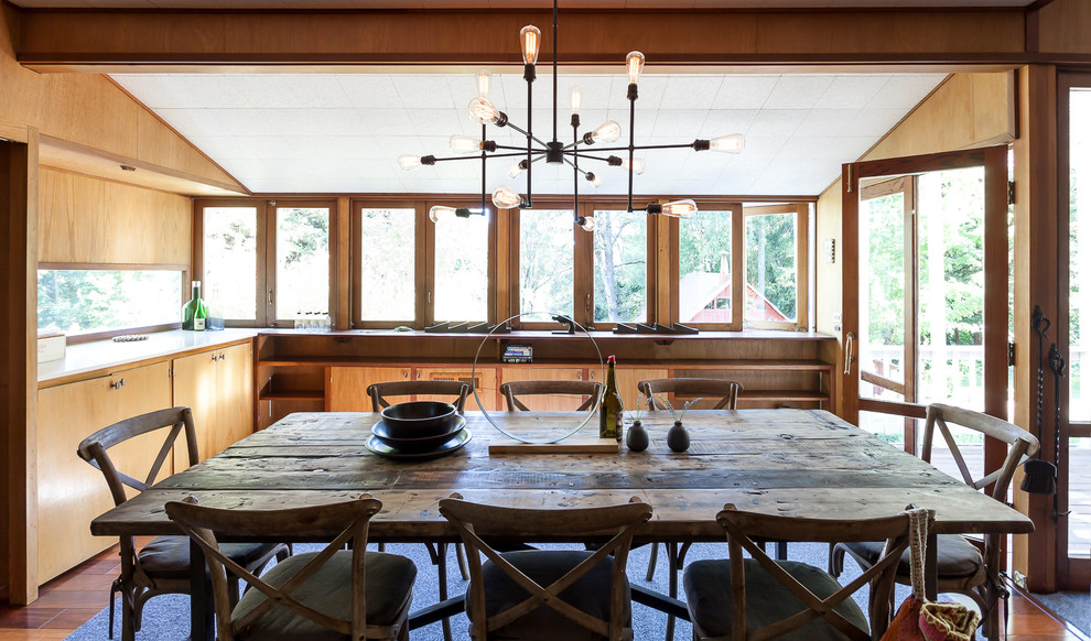 Retro Wohnküche ohne Kamin mit braunem Holzboden in Sacramento