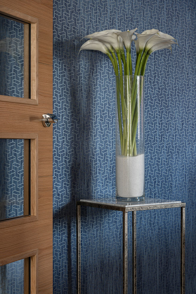 Geschlossenes Modernes Esszimmer mit blauer Wandfarbe, Teppichboden und beigem Boden in Berkshire