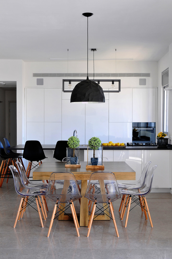 Idée de décoration pour une salle à manger ouverte sur la cuisine design avec un mur blanc.