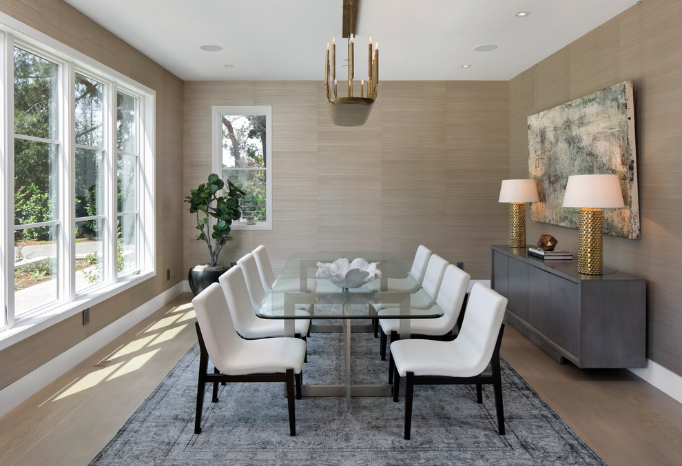 Immagine di una sala da pranzo classica con pareti beige, parquet chiaro e pavimento beige