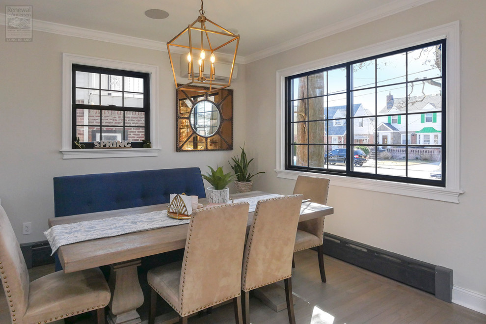 Cette image montre une salle à manger ouverte sur la cuisine de taille moyenne avec un mur beige et un sol en bois brun.