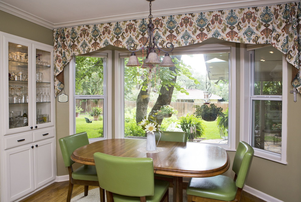 Idée de décoration pour une salle à manger ouverte sur la cuisine champêtre de taille moyenne avec un mur beige et un sol en bois brun.