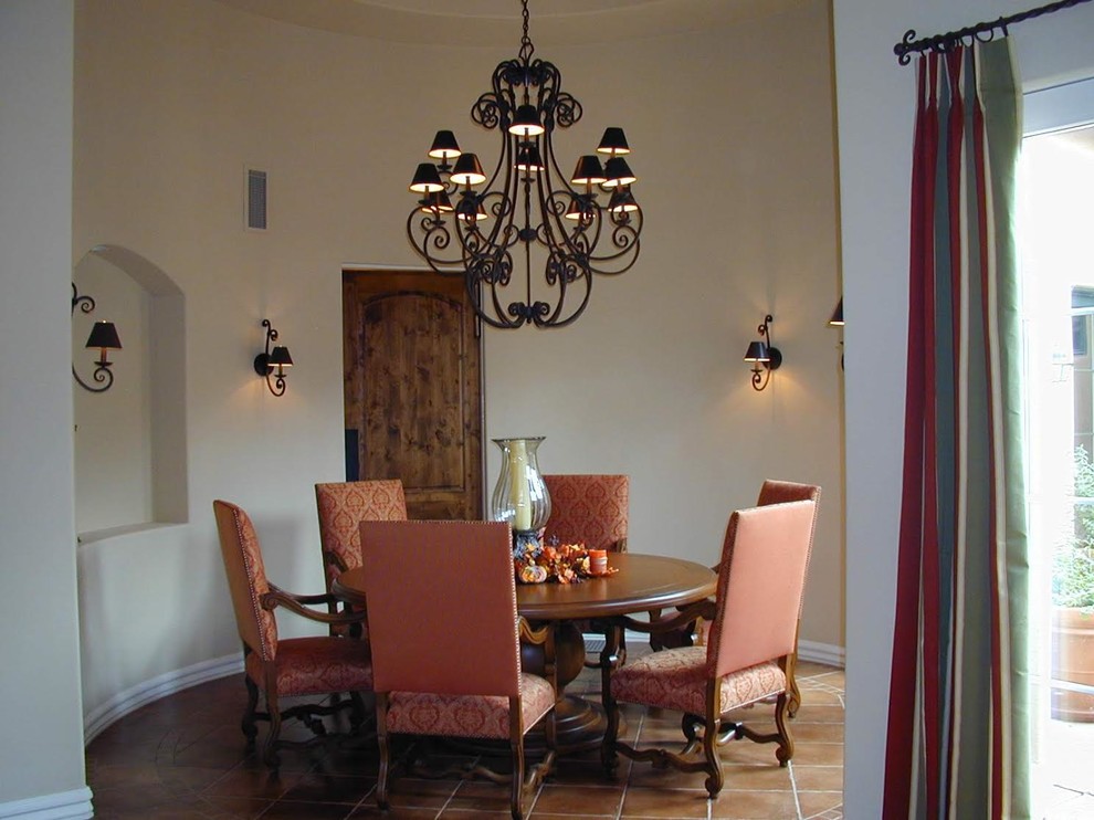 Immagine di una sala da pranzo aperta verso il soggiorno mediterranea di medie dimensioni con pareti beige e pavimento in terracotta