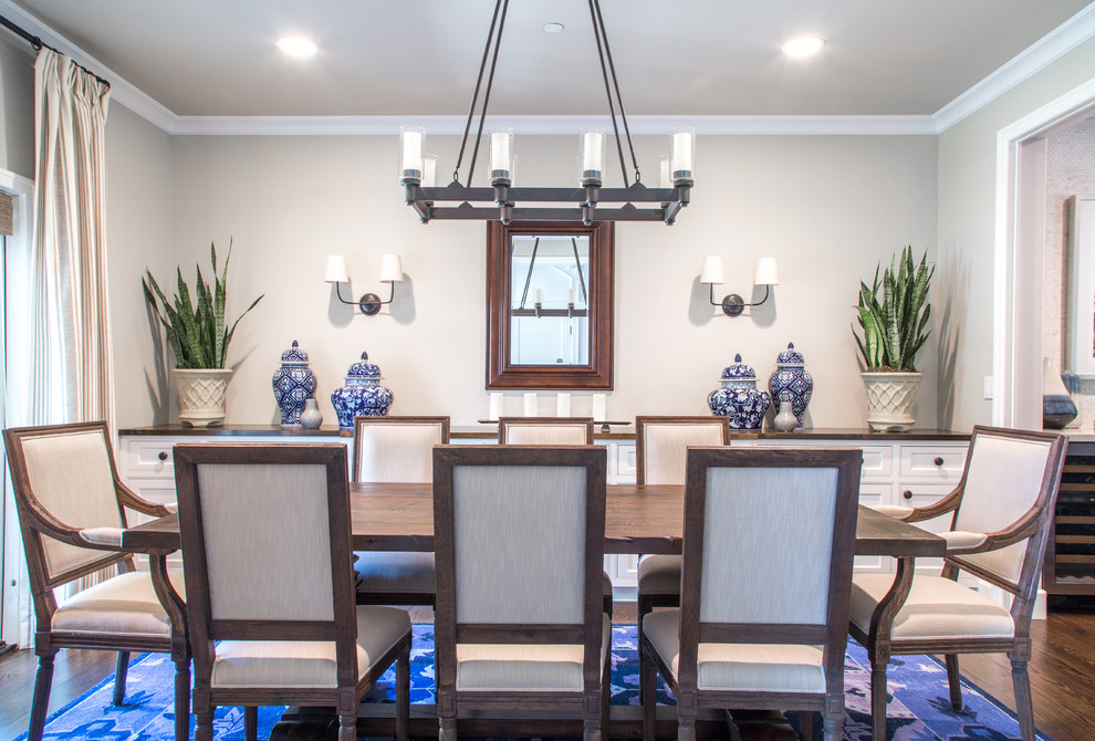Esempio di una sala da pranzo aperta verso la cucina contemporanea di medie dimensioni con pareti beige e parquet scuro