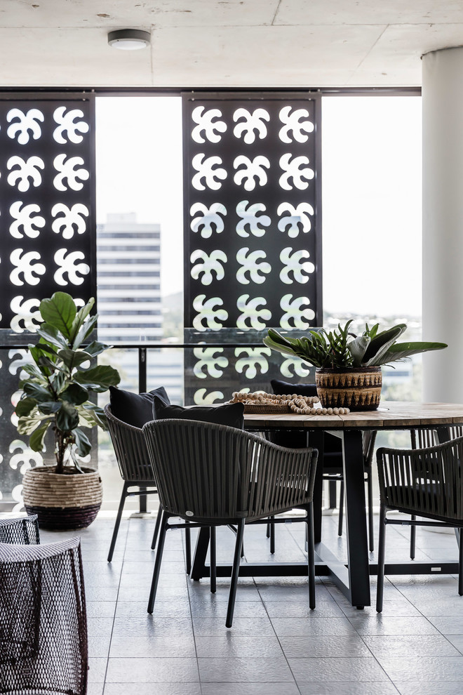Ispirazione per una sala da pranzo aperta verso il soggiorno stile marino con pavimento grigio