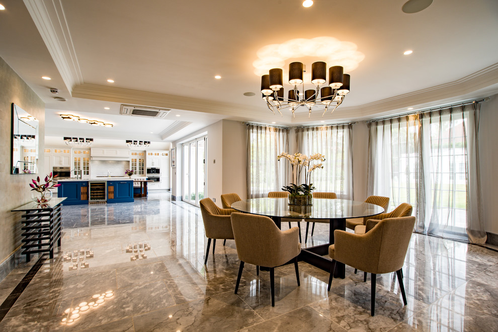 Esempio di una sala da pranzo aperta verso il soggiorno chic con pavimento in marmo, pavimento grigio e pareti bianche