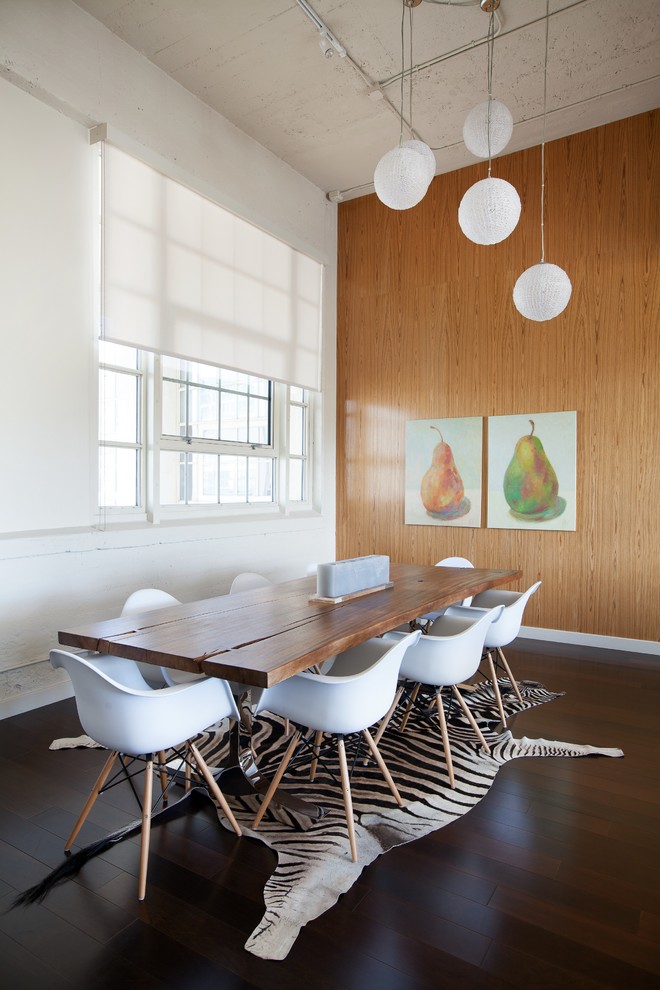 Aménagement d'une salle à manger contemporaine avec un mur marron et parquet foncé.