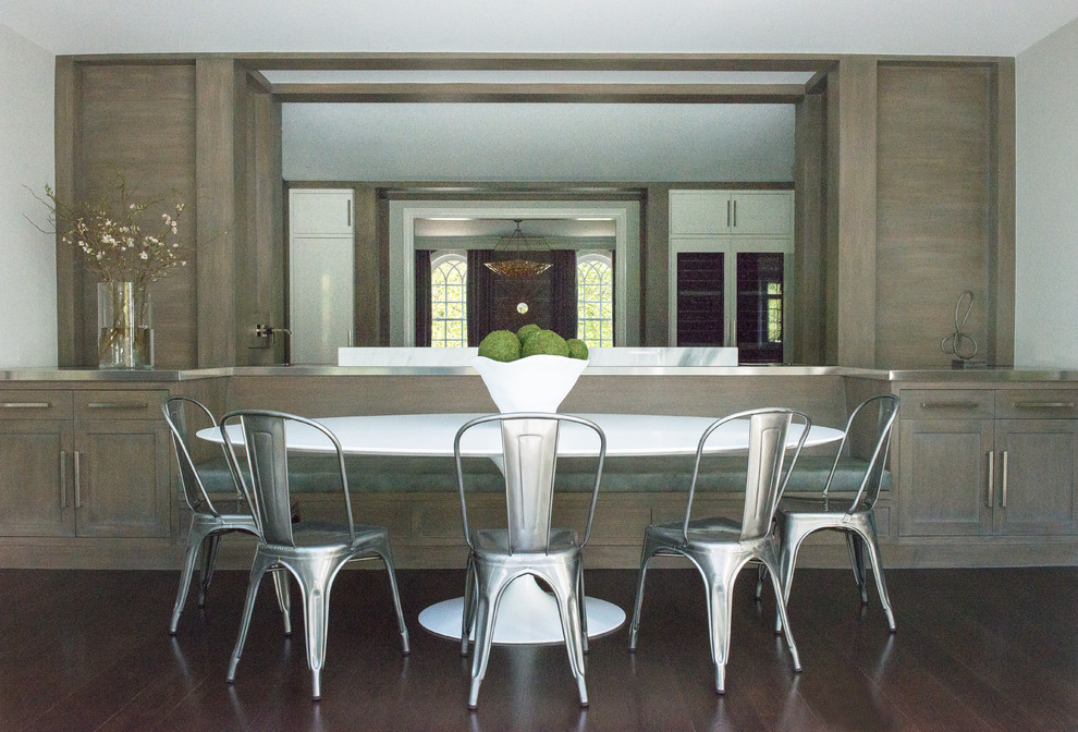 Esempio di una sala da pranzo stile marinaro con parquet scuro e pavimento marrone