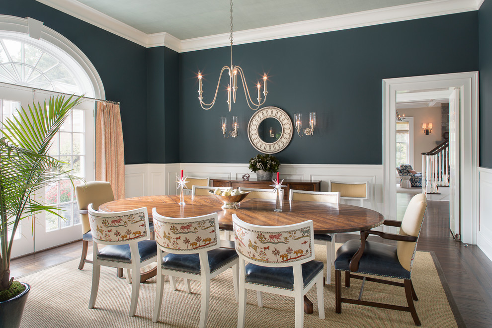 Idee per una sala da pranzo tradizionale chiusa con pareti blu, parquet scuro e pavimento marrone