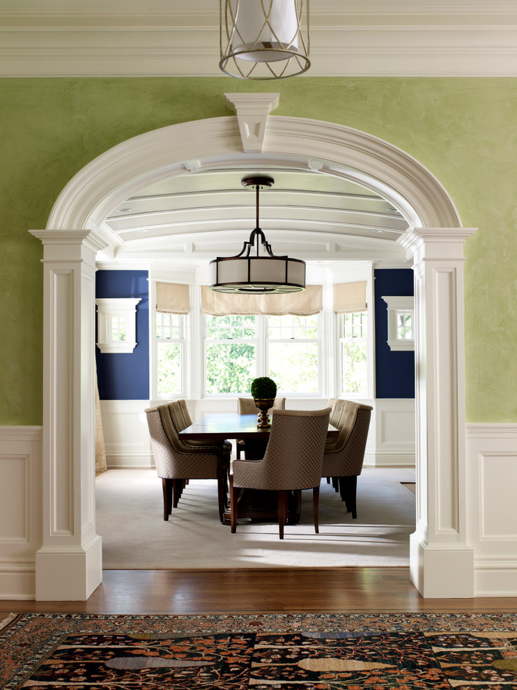 Ejemplo de comedor clásico grande con paredes azules y suelo de madera en tonos medios