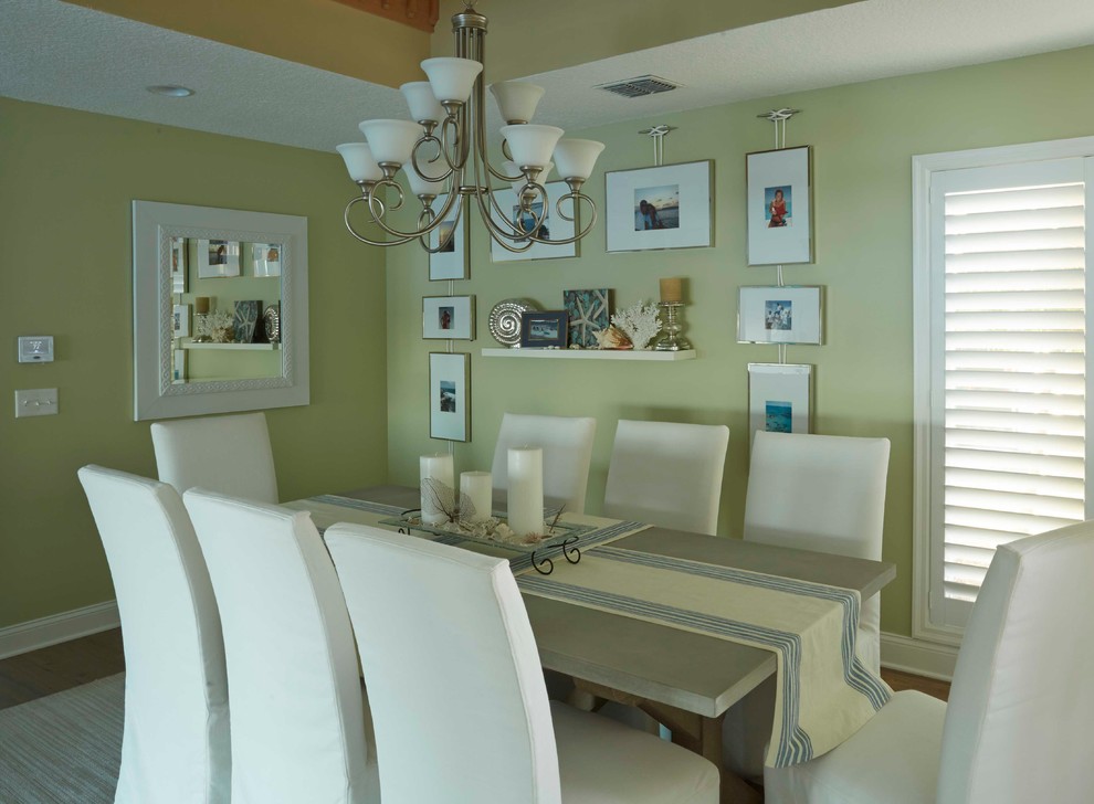 Cette photo montre une petite salle à manger bord de mer fermée avec un mur vert.